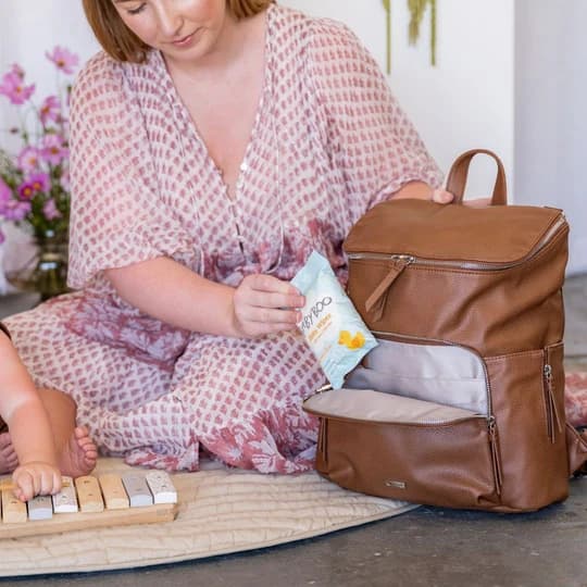 Rangement des essentiels dans les compartiments du sac à langer