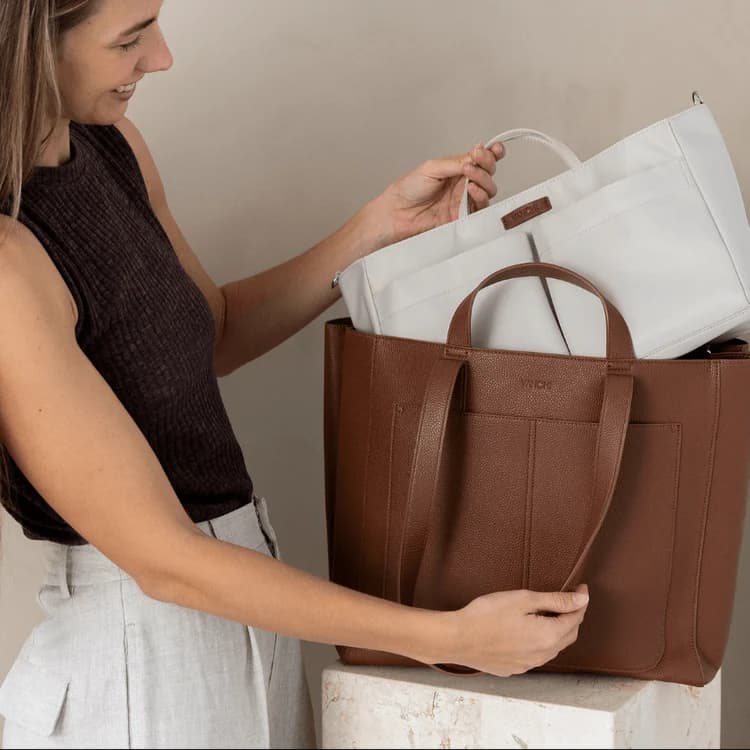 Insert organisateur glissé dans le sac en cuir — chaque chose à sa place