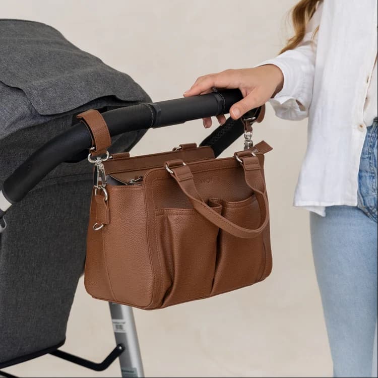 Pram caddy en cuir accroché à la poussette — prêt pour la sortie