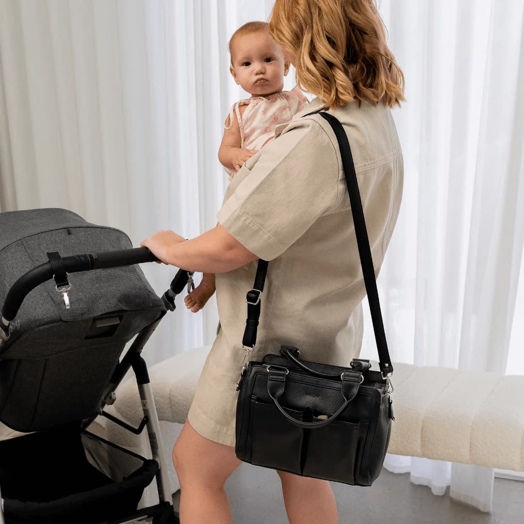 Parent et bébé avec le sac bandoulière — clarté au quotidien